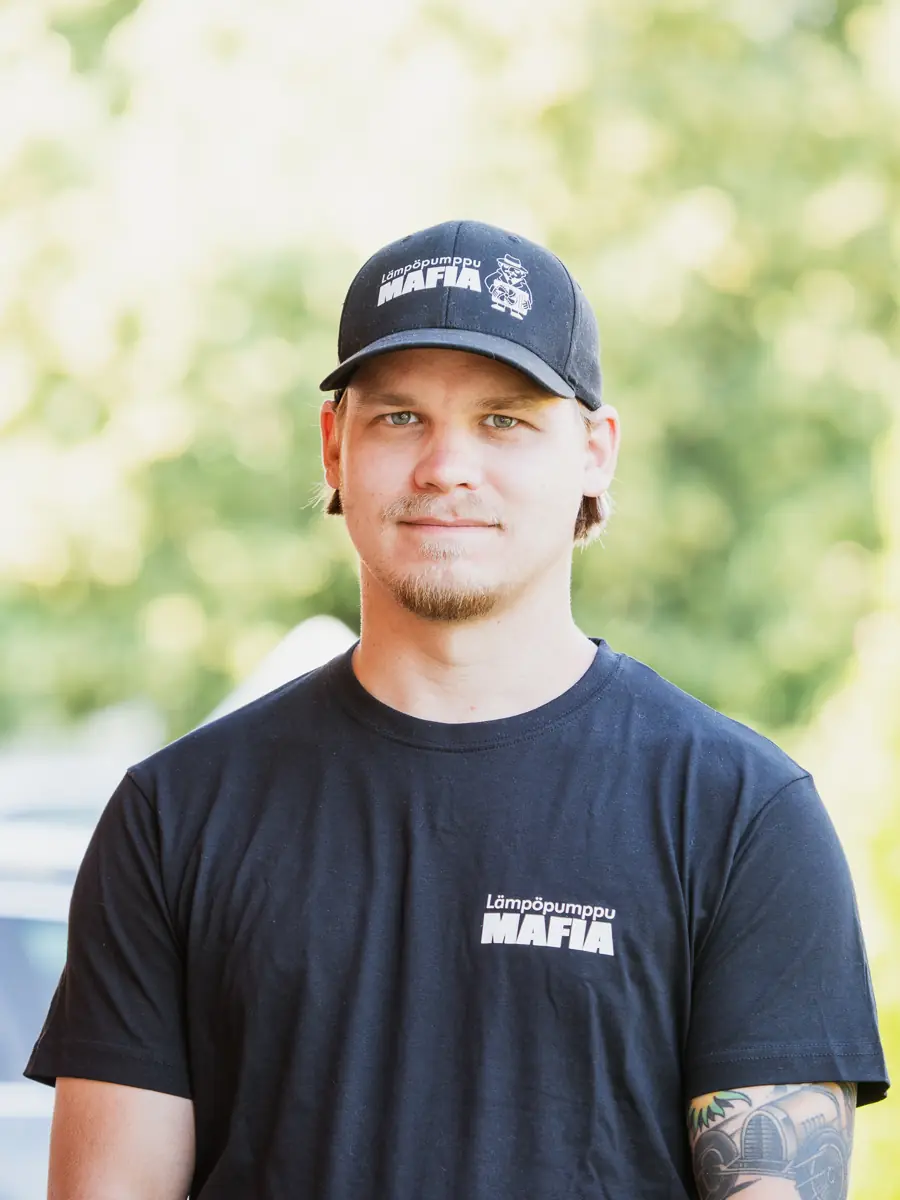 Yrittäjä Pekka Rautiainen Lämpöpumppu Mafian lippalakissa ja t-paidassa